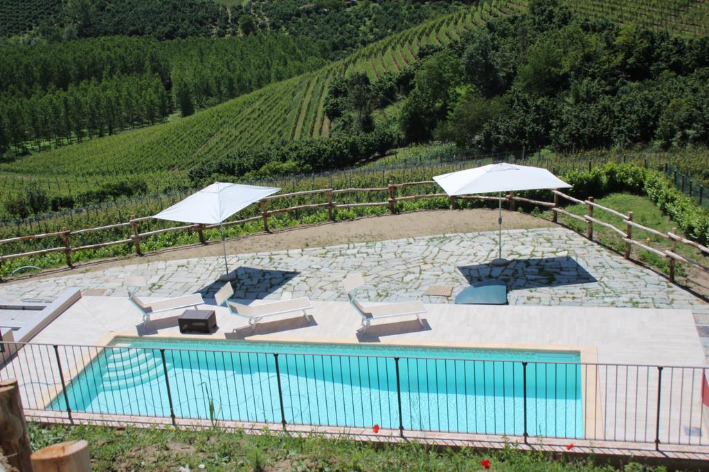 Bed and Breakfast Poggio Dei Farinetti Діано-д'Альба Екстер'єр фото